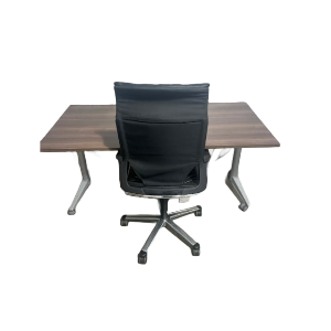 Foldable table in american walnut . vanadium legs , mobile. Excellent condition . 30 Available .