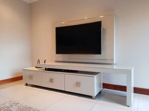 BE6000 TV with back board